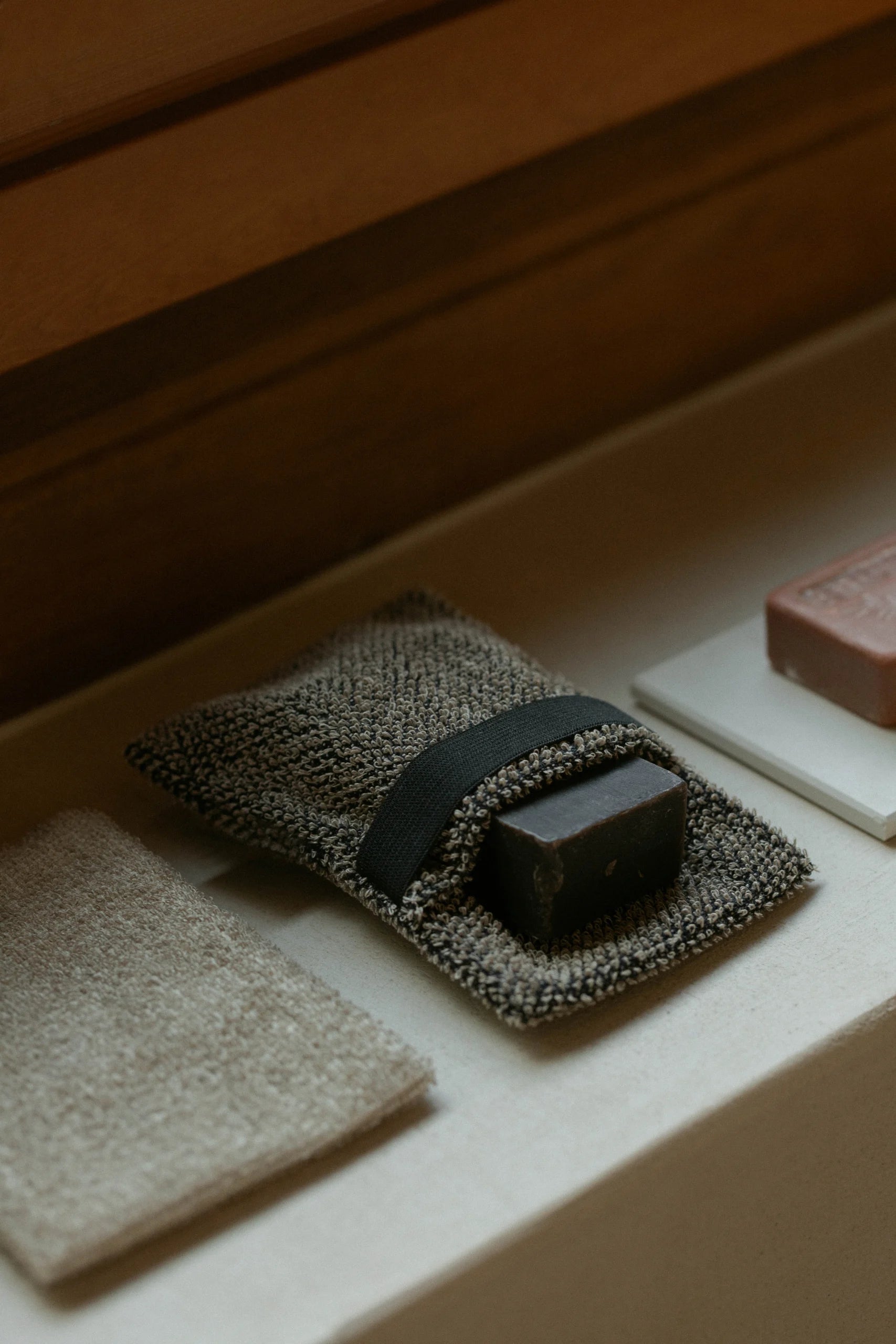 LapuanSoapScrubMittKivi-Black-1