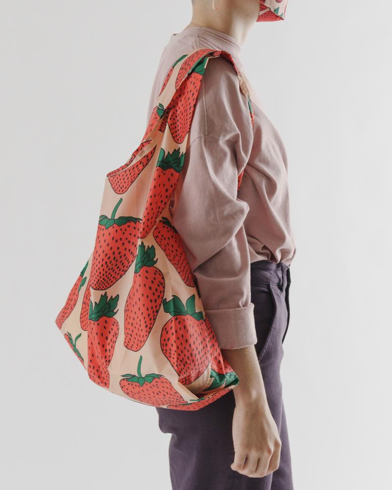 Standard_Baggu_Ripstop_Strawberry_03_Simple_Beautiful_Things